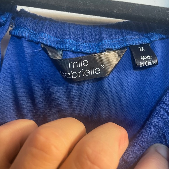 Mlle Gabrielle Size 3x XXXL, faux halter neckline
Lightweight Flowy Dress Lined - Picture 6 of 7